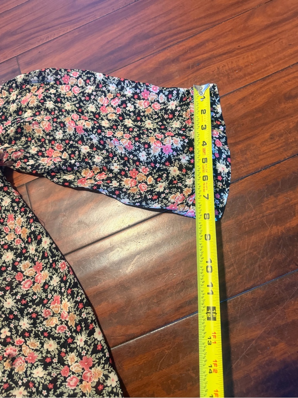 Free People Black Floral open Tunic with Pink & White Blossoms 100% Rayon Sz M - Picture 3 of 9